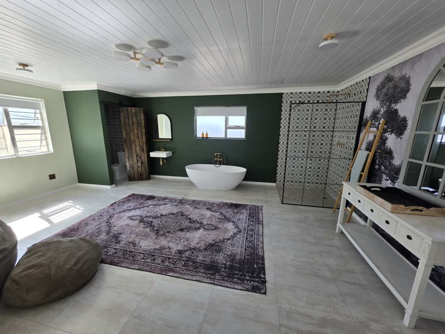 6 Bedroom Property for Sale in Oceanview Heights Western Cape